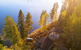 Kutulammen erämökki saunalla